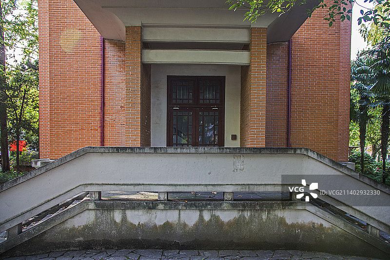 带台阶的红砖老建筑图片素材