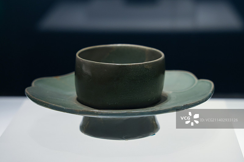 北宋汝窑汝瓷文物： 天青釉葵花形茶盏托图片素材