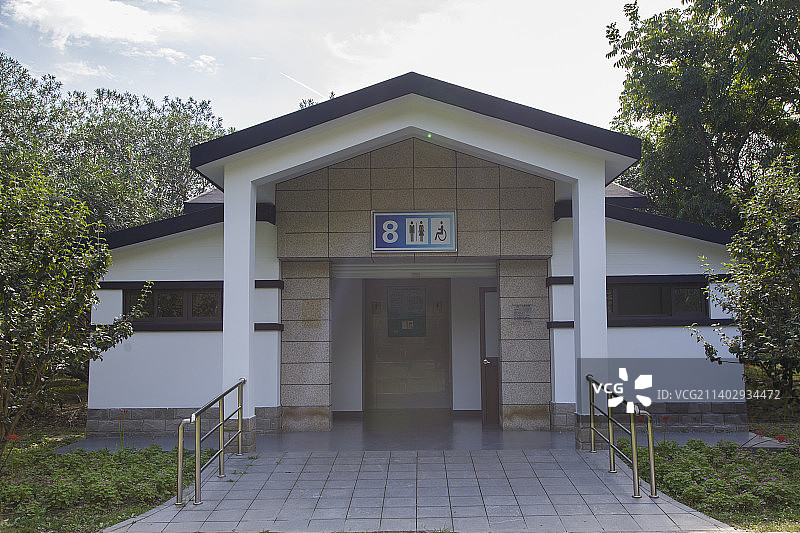 森林公园里的公共厕所图片素材