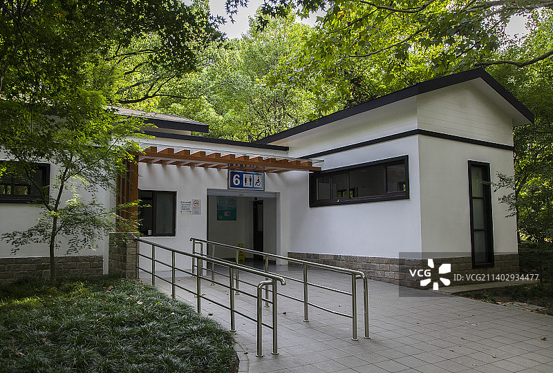 森林公园里的公共厕所图片素材