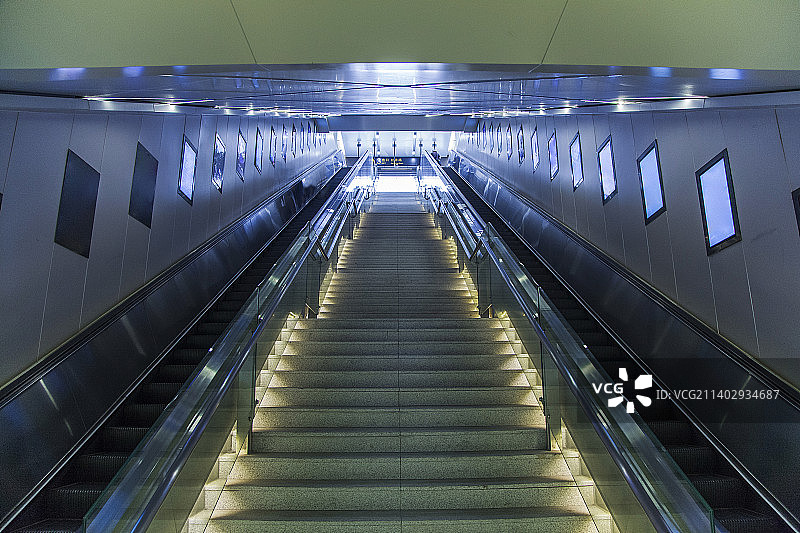 地铁站出入口长楼梯长电梯图片素材