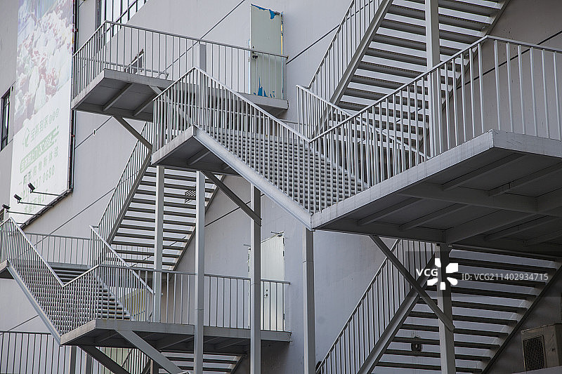 公寓楼外墙消防通道铁楼梯图片素材