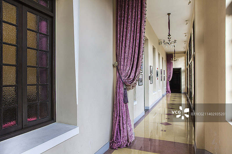 装修古朴的老洋房老房子走廊图片素材