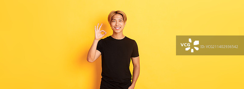 面露微笑表示赞同的满意亚洲男子肖像图片素材