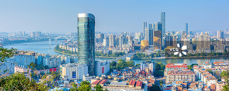 中国广西柳州马鞍山观景平台观眺城市风光图片素材