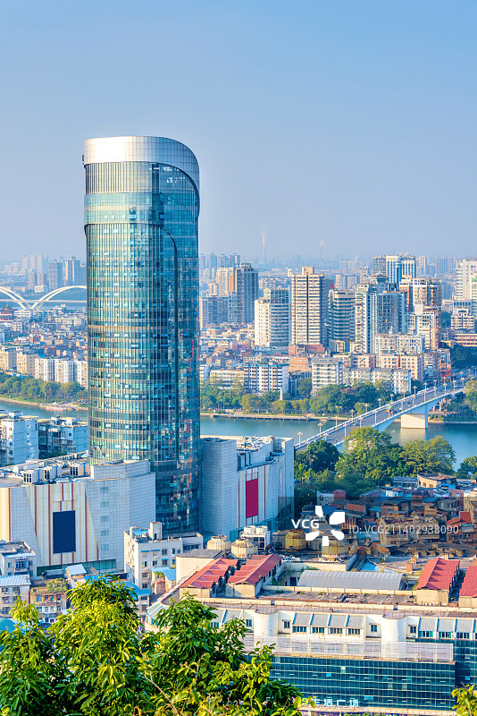 中国广西柳州马鞍山观景平台观眺城市风光图片素材