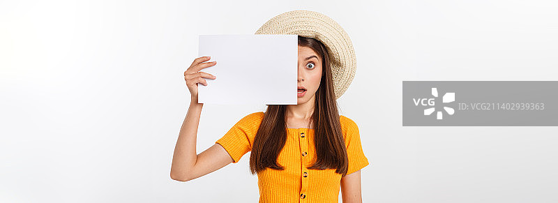 震惊的女人难以置信地看着账单的摄影棚照片图片素材