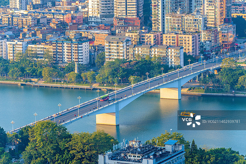 中国广西柳州马鞍山远眺柳江城市风光图片素材