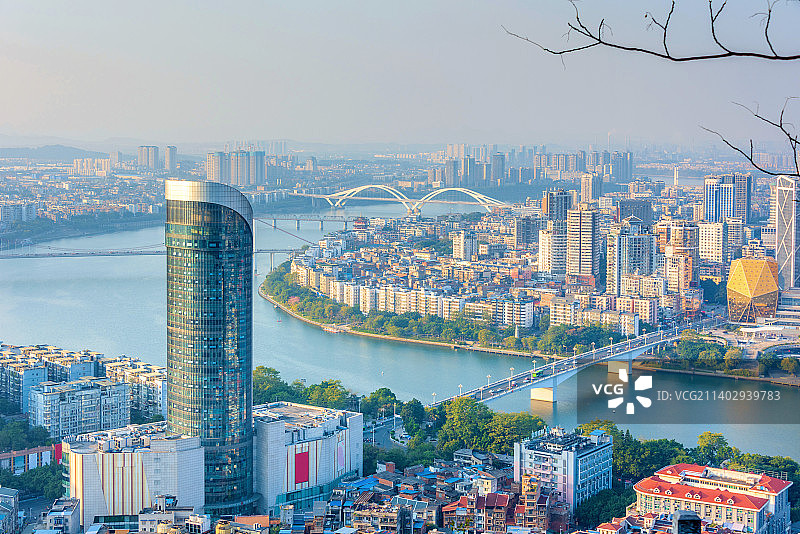 中国广西柳州马鞍山远眺柳江城市风光图片素材