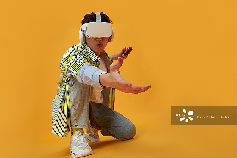 头戴VR玩游戏的年轻男孩图片素材