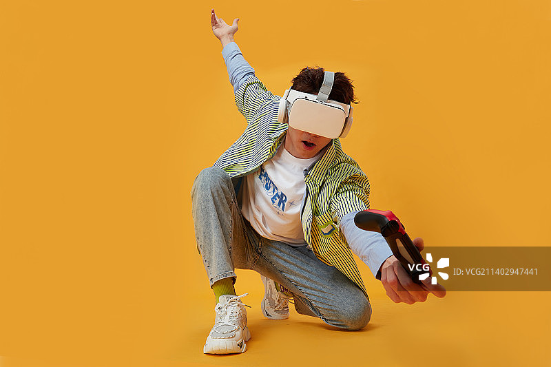 头戴VR玩游戏的年轻男孩图片素材