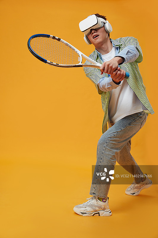 使用VR模拟网球训练的年轻男生图片素材