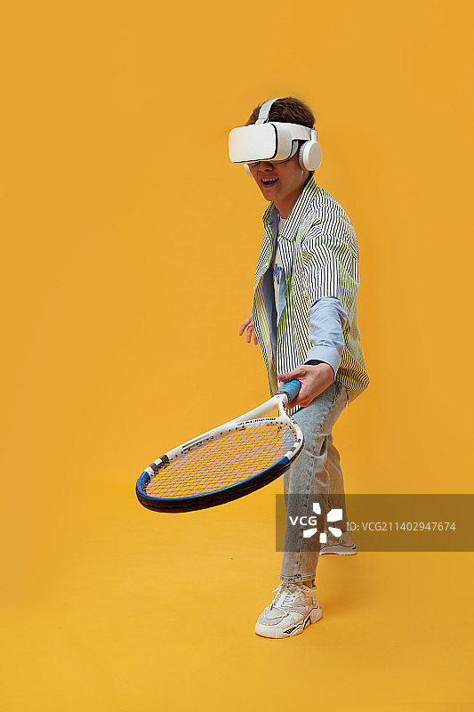 使用VR模拟网球训练的年轻男生图片素材