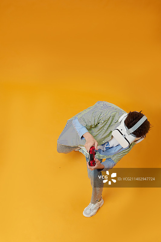 高角度下玩VR的年轻男生图片素材