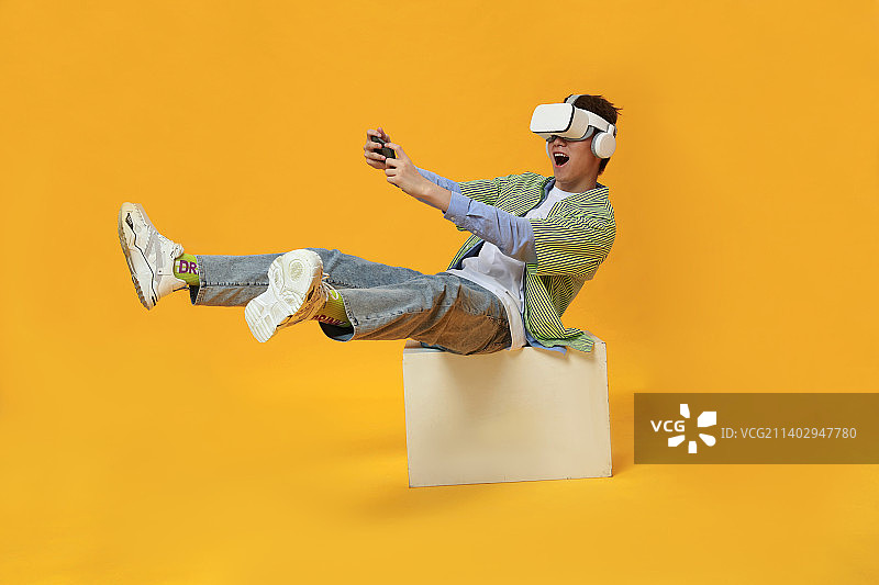 高角度下玩VR的年轻男生图片素材