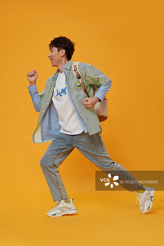 背着书包的年轻男生图片素材