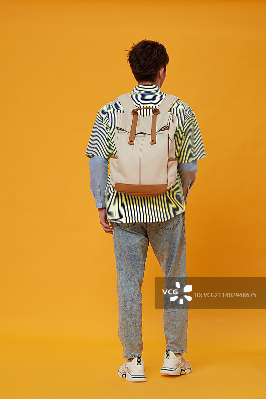 背着书包的年轻男生图片素材