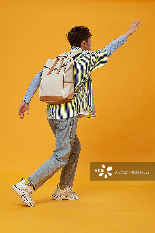 背着书包的年轻男生图片素材