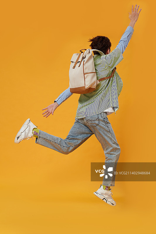 背着书包的年轻男生图片素材