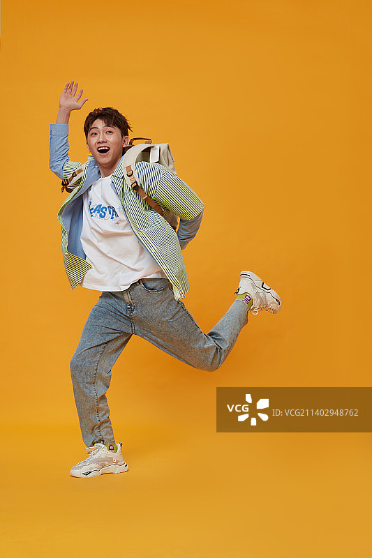 背着书包的年轻男生图片素材