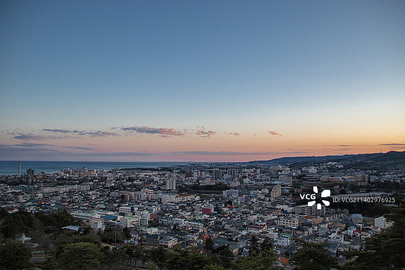 日本茨城县日立市城镇景观映衬着落日余晖高角度视图图片素材