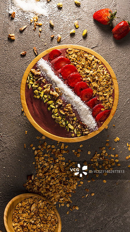 桌子上的蛋糕高角度视图图片素材