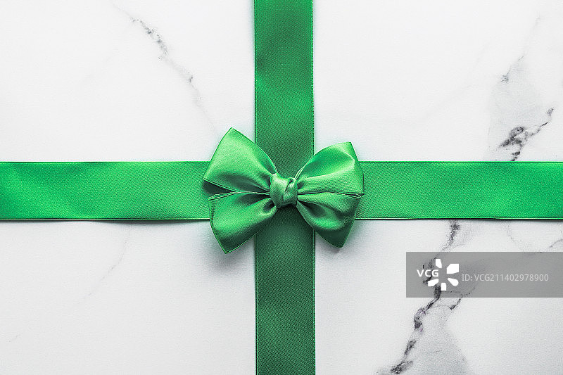 绿色丝绸缎带和大理石背景上的蝴蝶结，圣帕特里克节图片素材