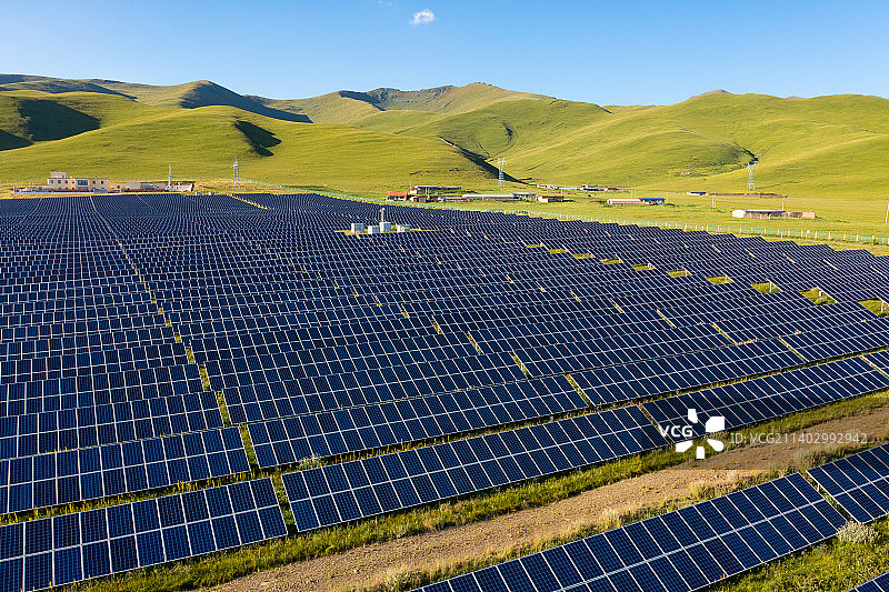 草原上的光伏电站太阳板图片素材