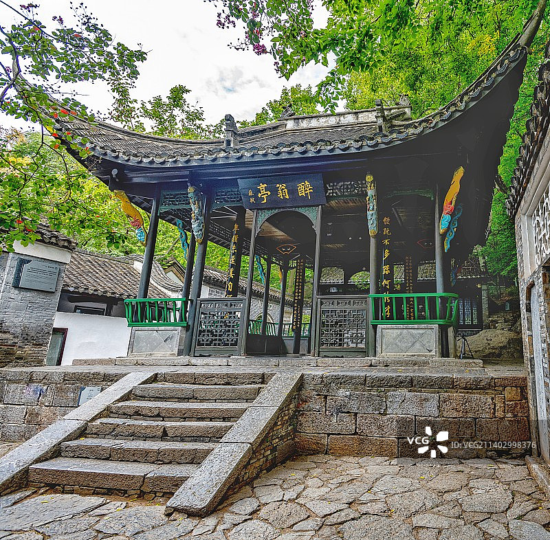 青竹绿树背景环绕的安徽滁州琅琊山风景区醉翁亭景点景观图片素材