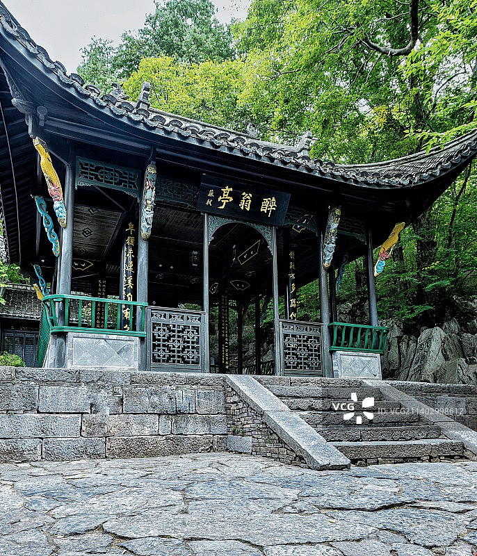 青竹绿树背景环绕的安徽滁州琅琊山风景区醉翁亭二贤堂景点景观图片素材