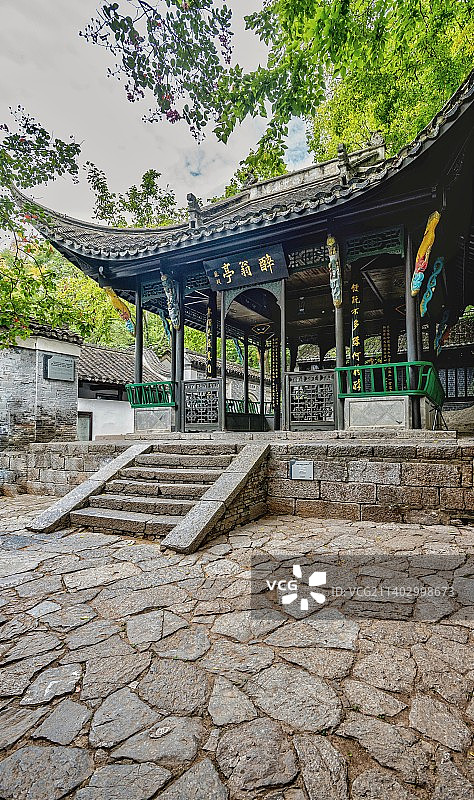 青竹绿树背景环绕的安徽滁州琅琊山风景区醉翁亭景点景观图片素材