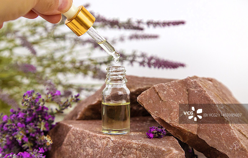 含薰衣草提取物的精油，选择性聚焦图片素材