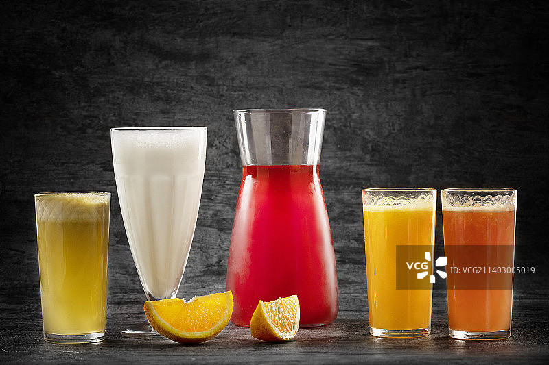 黑色背景下的桌面饮品特写图片素材