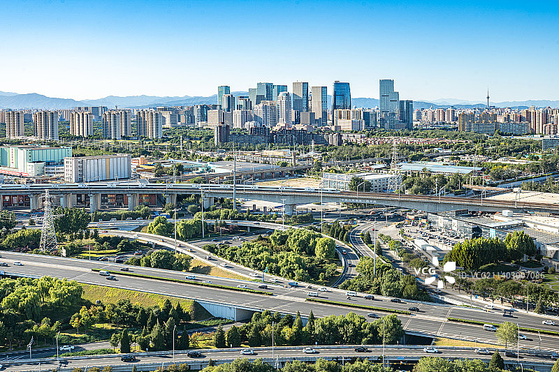 北京市丰台区草桥玉泉营高铁桥远眺丽泽soho丽泽商务区图片素材