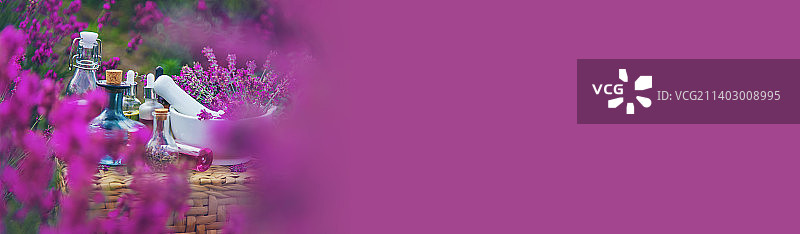 花田中的薰衣草化妆品，选择性聚焦图片素材