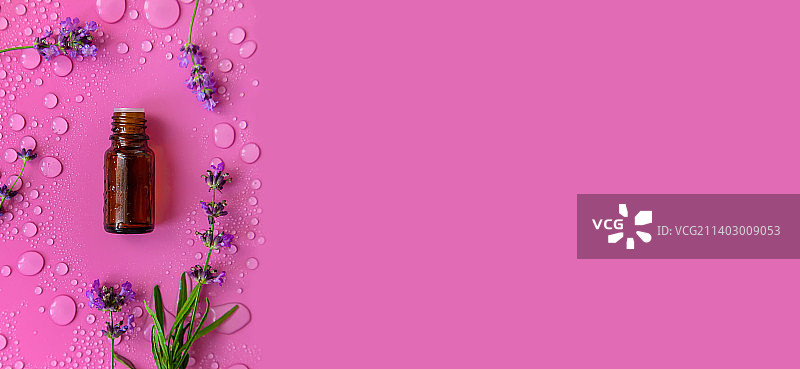 含薰衣草精油的化妆品选择性聚焦图片素材