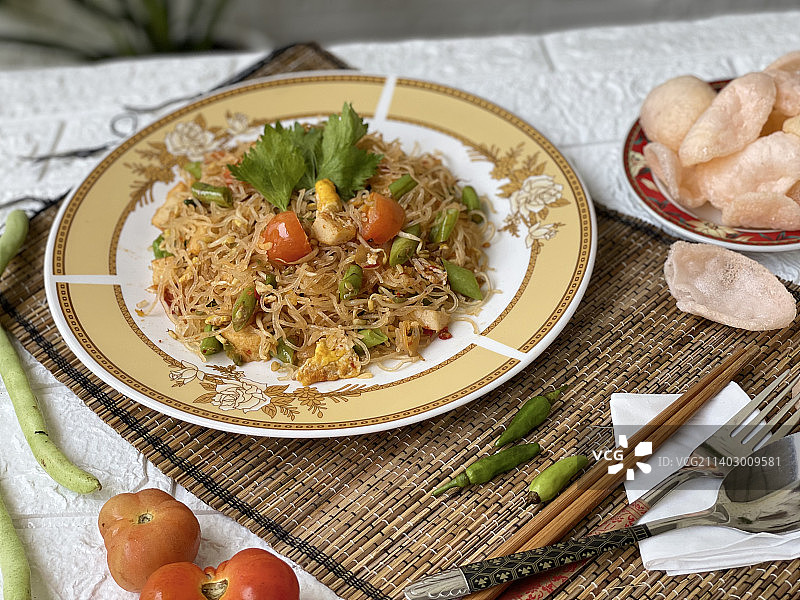Mie goreng炒面，印尼传统美食配鸡肉香肠鸡蛋图片素材