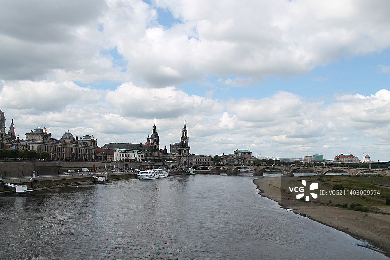 德国德累斯顿，河流边的建筑群景色图片素材