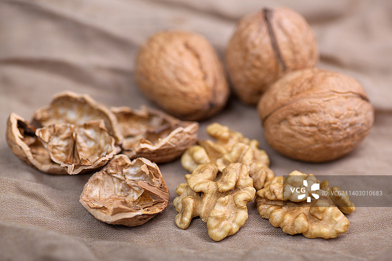 桌上的核桃特写图片素材