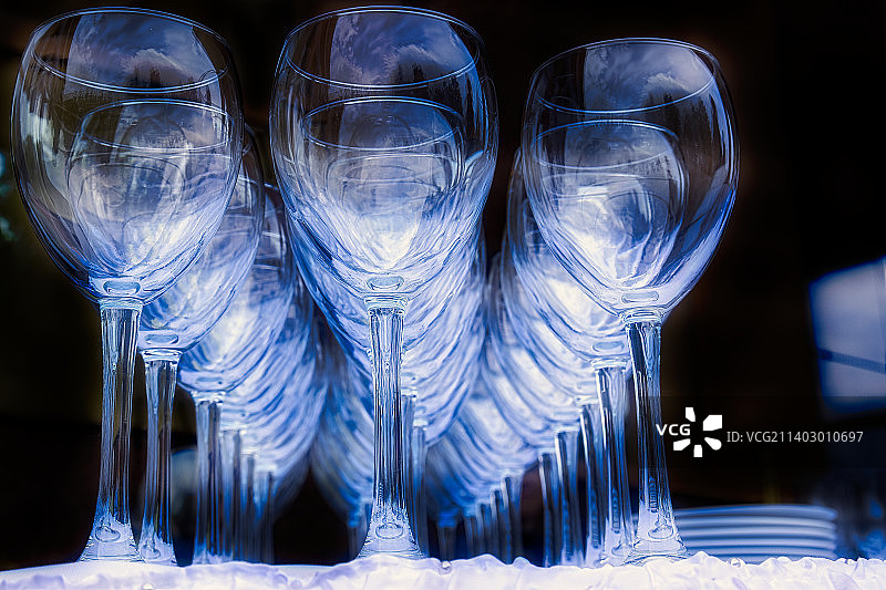 桌上葡萄酒杯特写图片素材