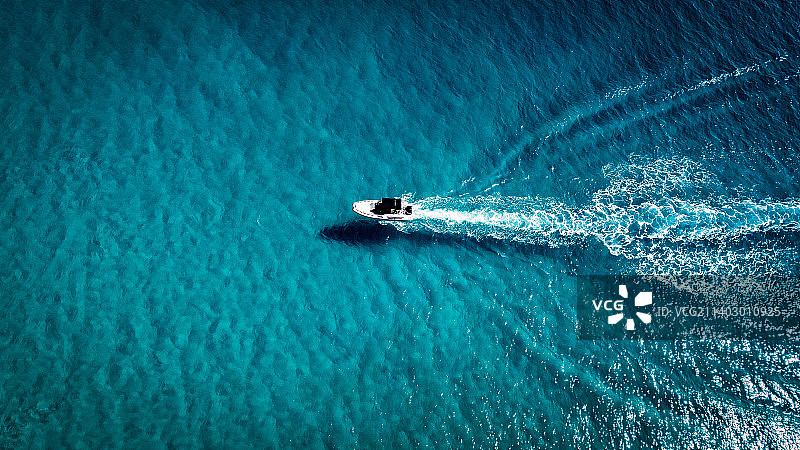 俯视视角：海中的船只图片素材