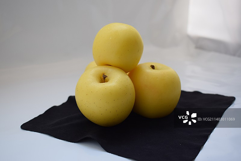 埃及法尤姆：桌上的苹果特写图片素材