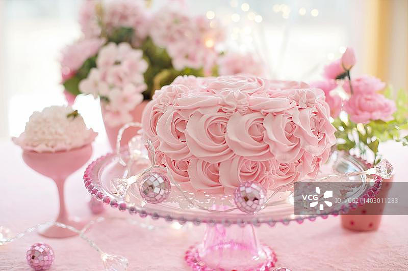 桌子上的蛋糕特写图片素材