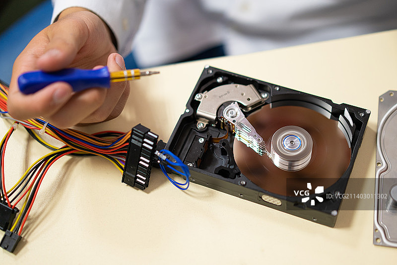 男子维修电脑零件的腰部特写图片素材