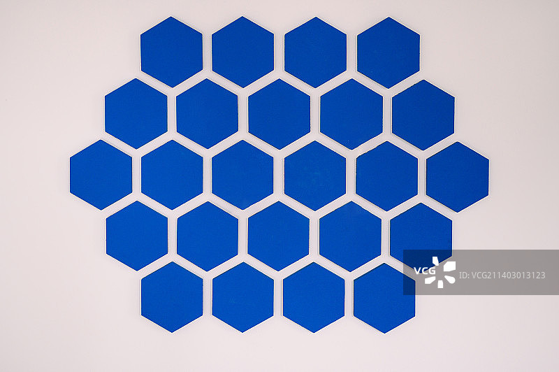 蜂窝状3D效果木墙板图片素材