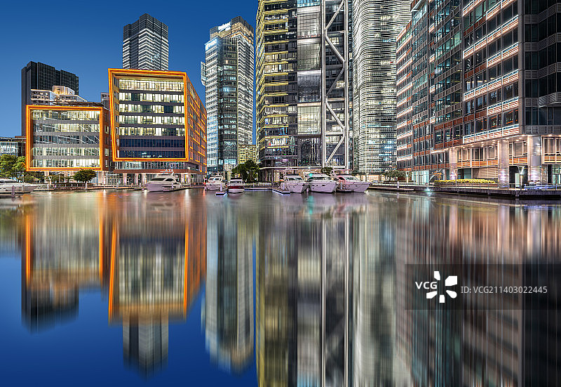 上海北外滩金茂时尚生活中心游艇码头地标建筑夜景图片素材