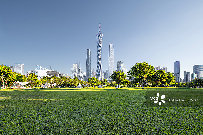 广州塔和城市公园草地图片素材