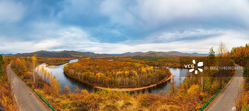 内蒙古呼伦贝尔市额尔古纳市莫尔道嘎国家森林公园白鹿岛景区秋季户外风光高视角图片素材