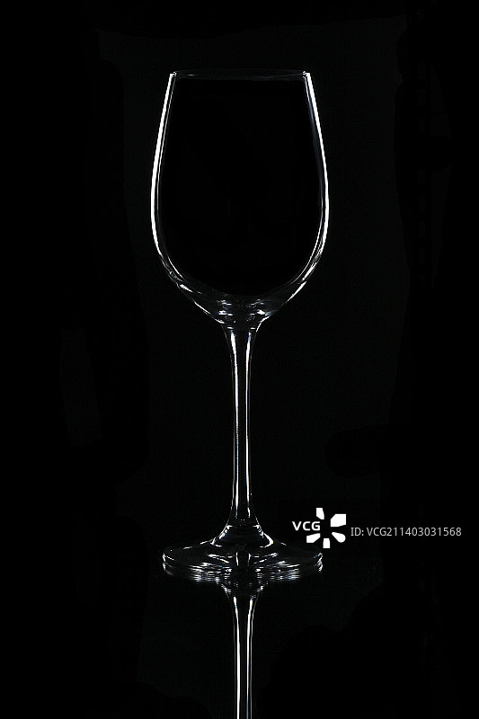 黑色背景的红酒杯图片素材