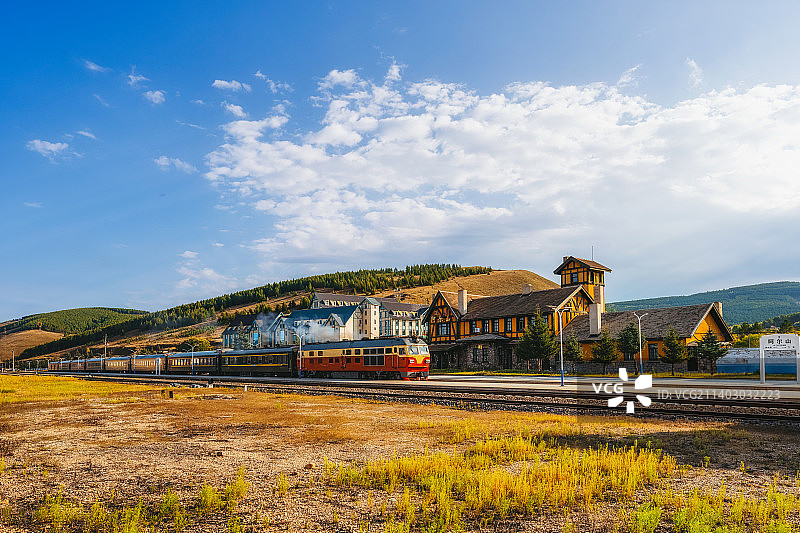 全国重点文物保护单位内蒙古兴安盟阿尔山火车站秋季户外风光图片素材